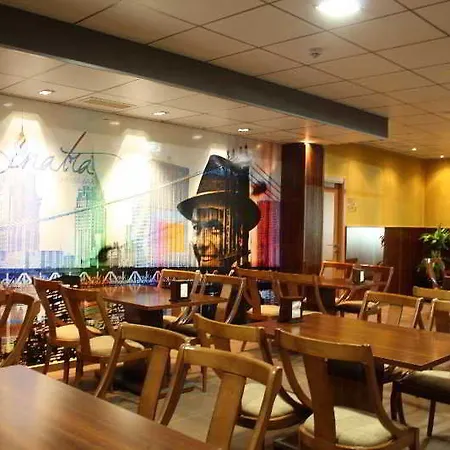 Acosta Ciudad De La Musica 3*