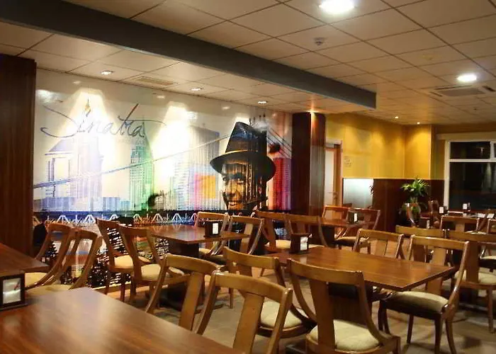 Acosta Ciudad De La Musica 3*